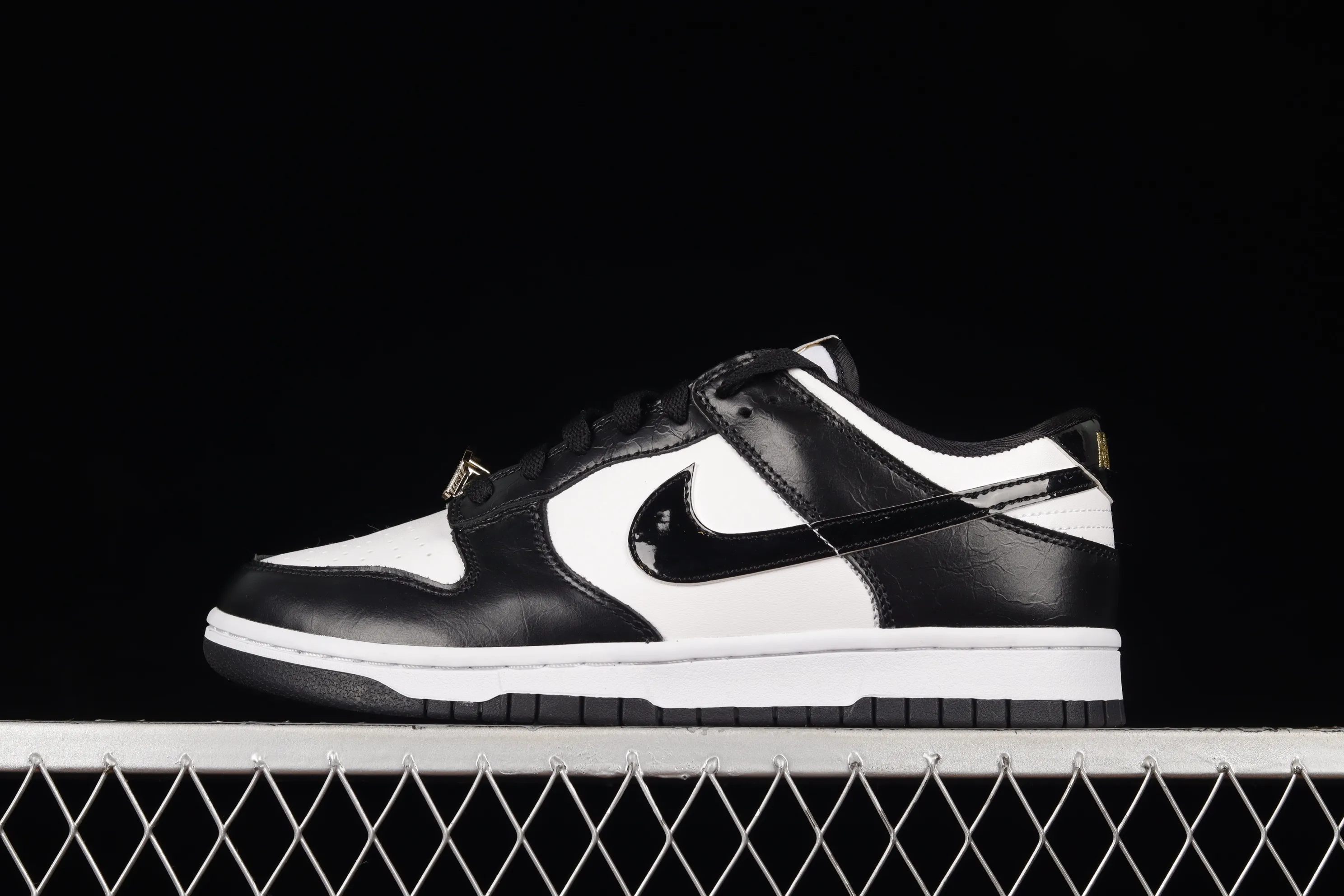 All categories Nk SB Dunk series Nk SB Dunk Low low-top sneakers Nk Dunk SB Low black and white patent leather panda SB smashed backboard fashion casual sneakers DR9511-100